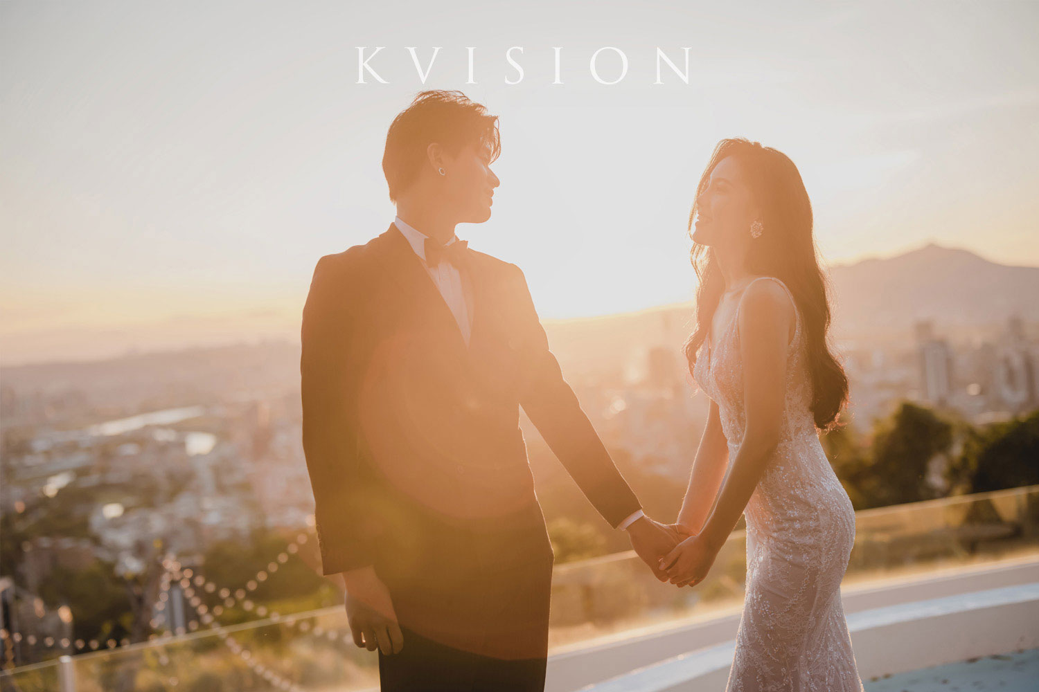 新人在夕陽下牽手對望,KVISION 婚紗攝影,捕捉浪漫光影與情感瞬間。