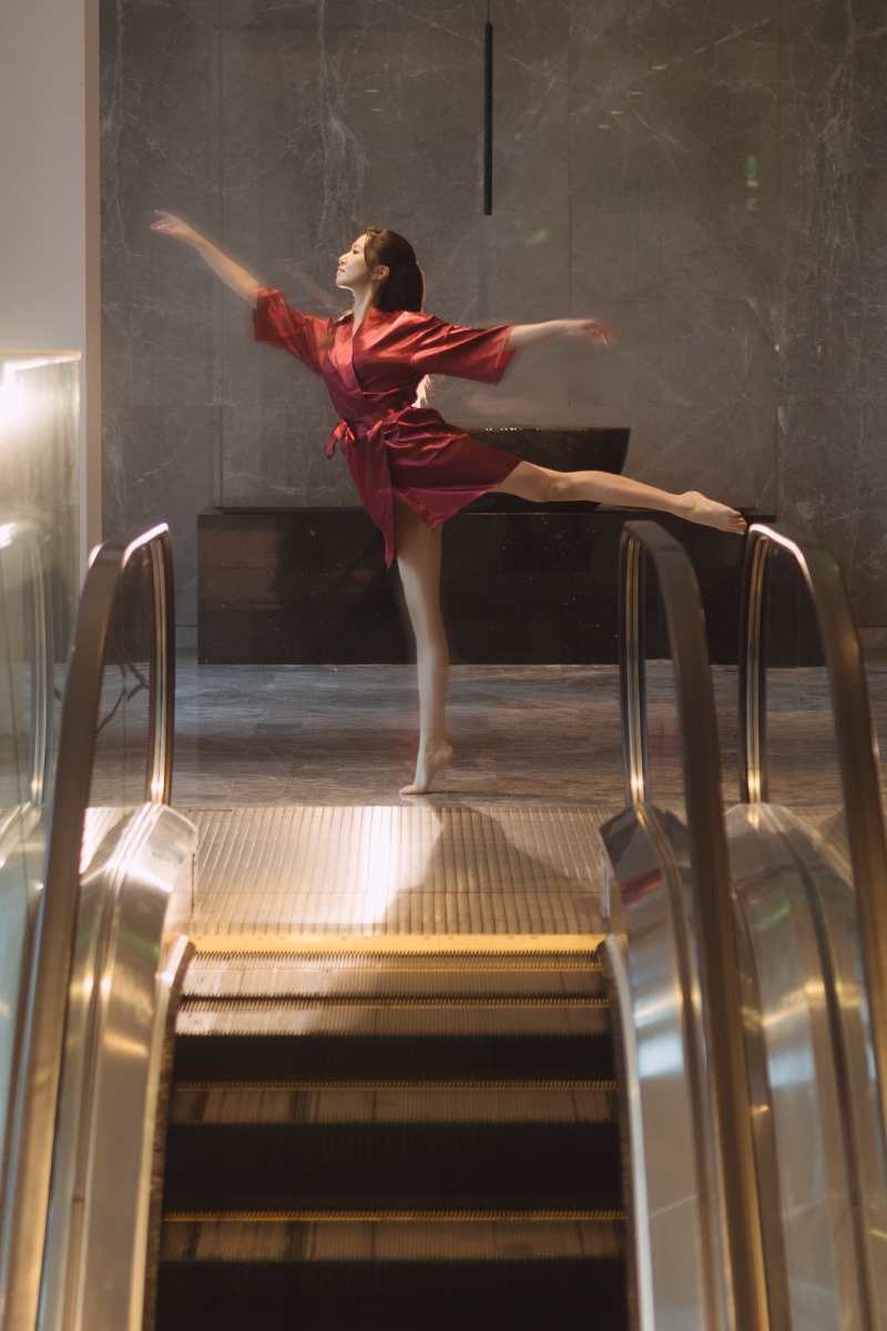 晨袍芭蕾寫真_新娘穿酒紅緞面晨袍與芭蕾舞鞋在飯店走廊伸展