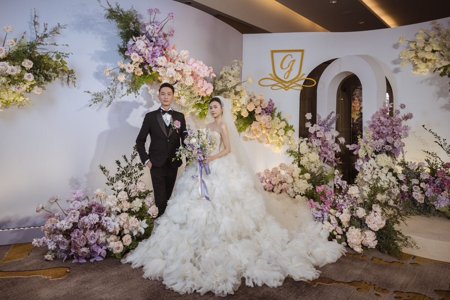 文華東方婚禮現場佈置,新人站在花牆前的浪漫婚禮合照