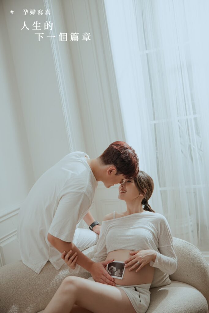 孕婦寫真|人生的下一個篇章|Kvision 光影孕婦攝影作品 – Kvision Kvision 孕婦寫真|準爸爸俯身親吻孕肚的溫柔互動,記錄人生的下一個篇章