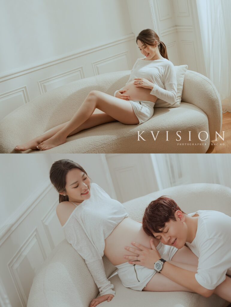 孕婦寫真|人生的下一個篇章|Kvision 光影孕婦攝影作品 – Kvision Kvision 孕婦寫真|孕媽咪坐在沙發上微笑撫肚,準爸爸溫柔貼近傾聽寶寶心跳的幸福畫面