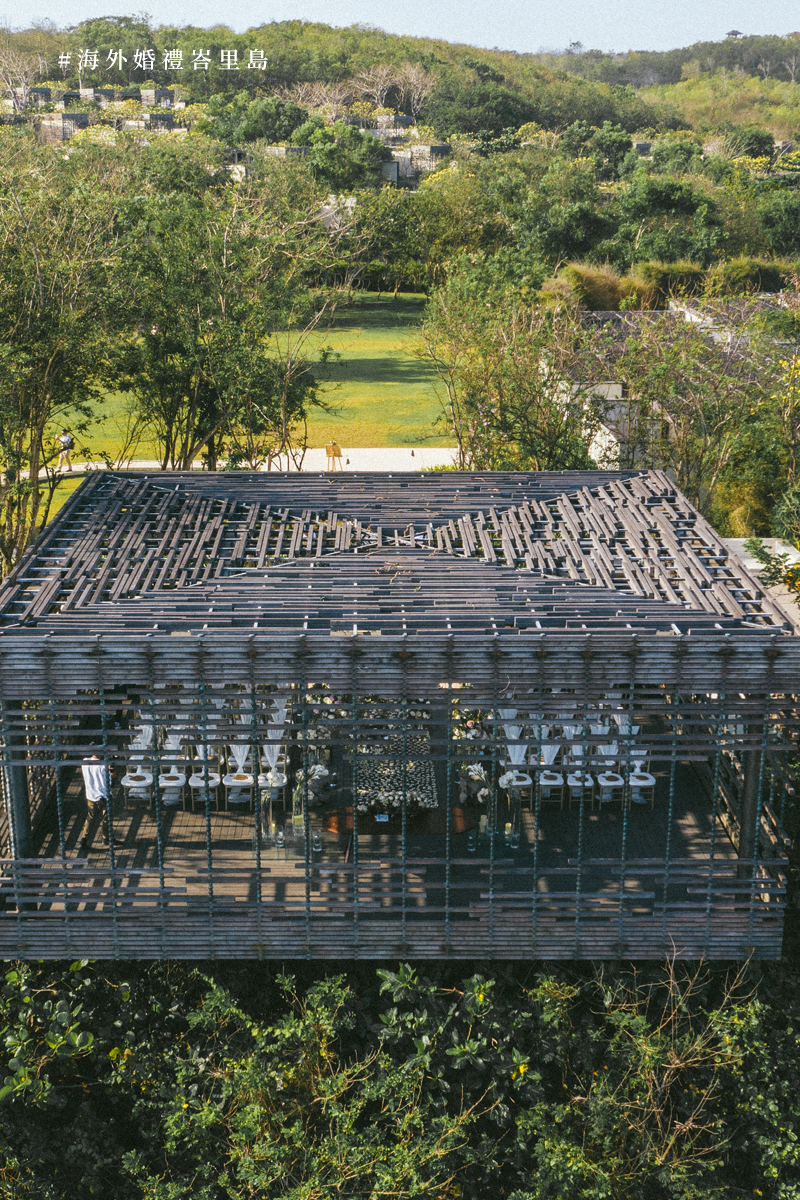 峇里島 Alila Uluwatu 禮堂空拍全景，KVISION 以第三機視角記錄海外婚禮現場