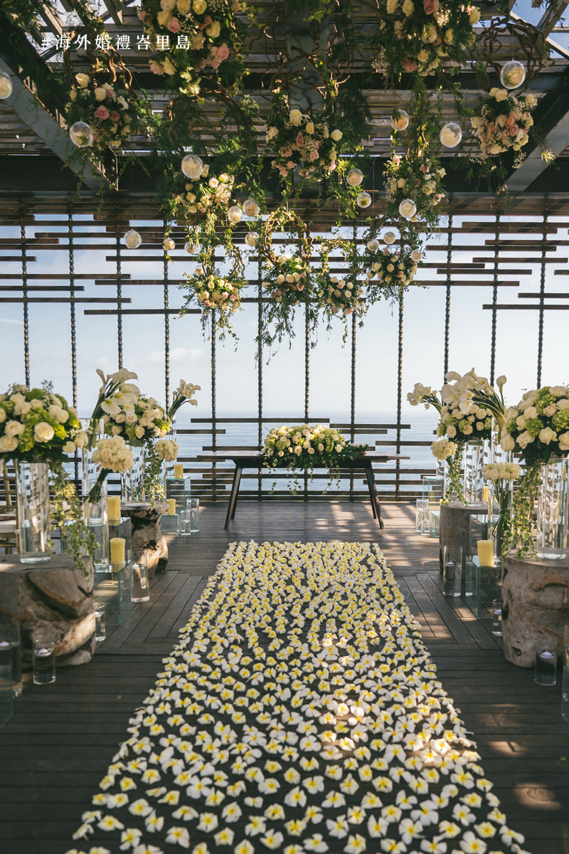 峇里島 Alila Uluwatu 海景婚禮儀式現場，KVISION 三機與空拍視角呈現電影感布置與光影