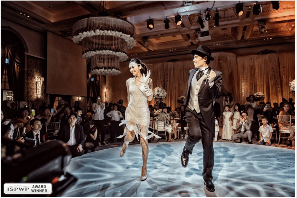 台北文華東方大宴會廳婚禮攝影，新人在舞池中央跳第一支舞，水晶燈與藍色光影交織的高端電影感婚禮畫面