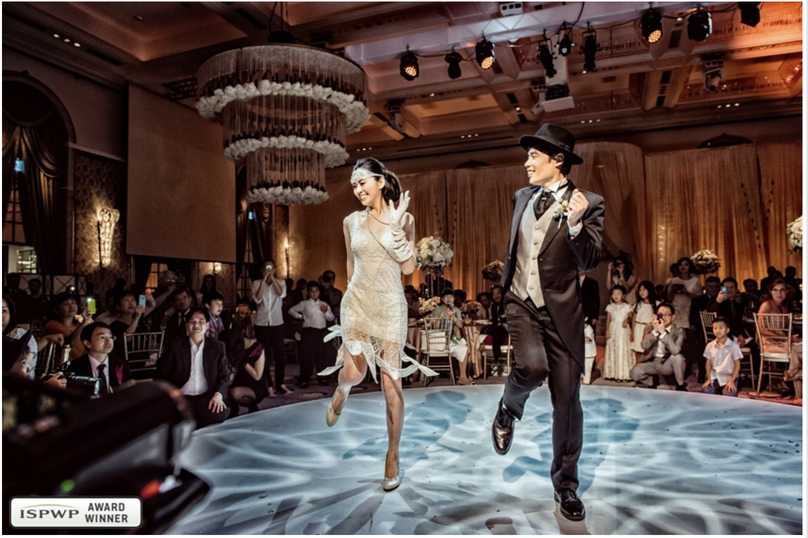 台北文華東方大宴會廳婚禮攝影，新人在舞池中央跳第一支舞，水晶燈與藍色光影交織的高端電影感婚禮畫面