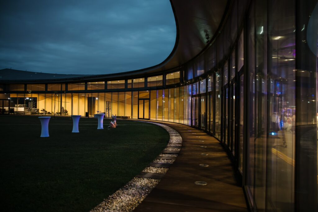 台北頂樓戶外婚禮推薦｜誠品行旅 16F The Penthouse 草地證婚與夜景拍攝全解析 | Kvision婚紗攝影